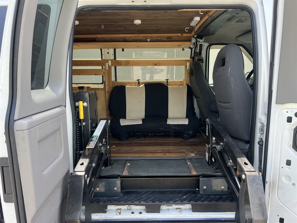 1998 Ford Club Wagon XL - Photo 17