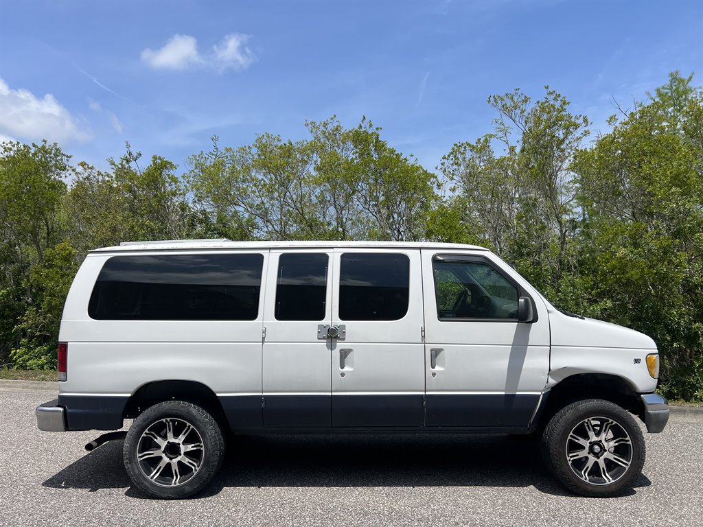 1998 Ford Club Wagon XL - Photo 9