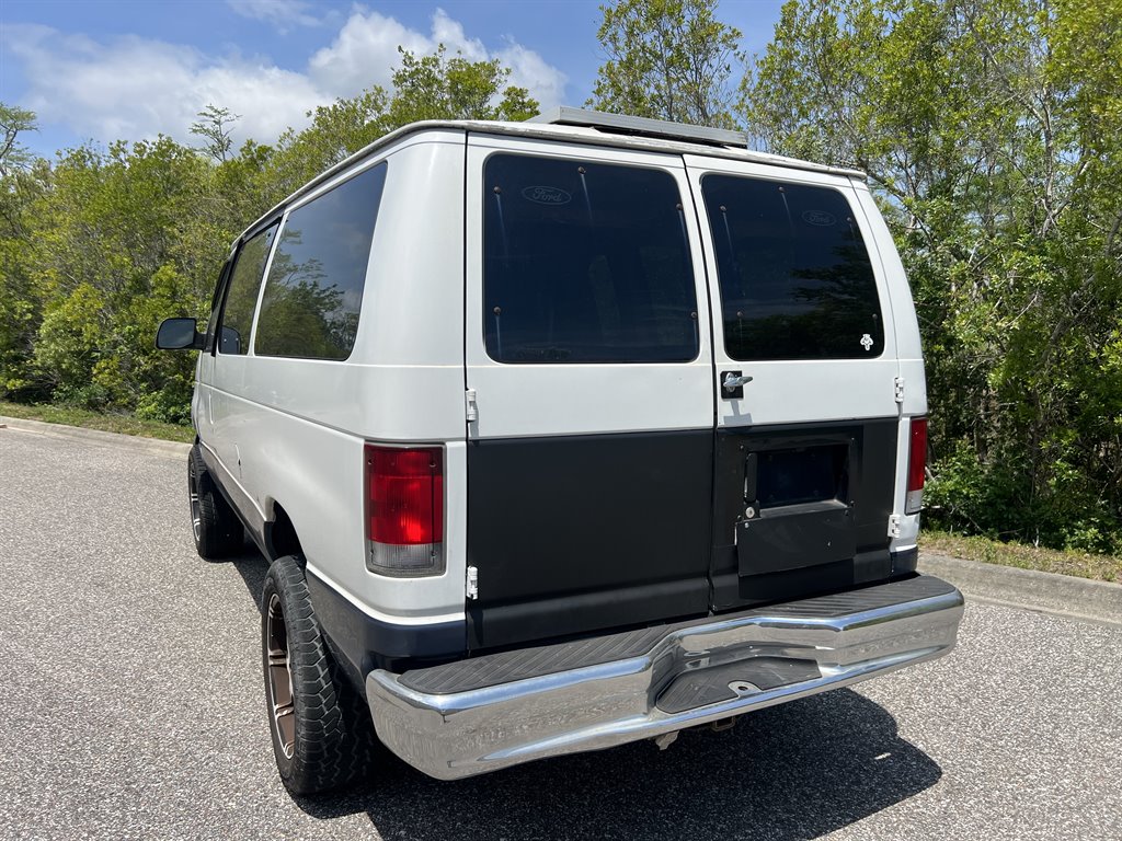 1998 Ford Club Wagon XL - Photo 10