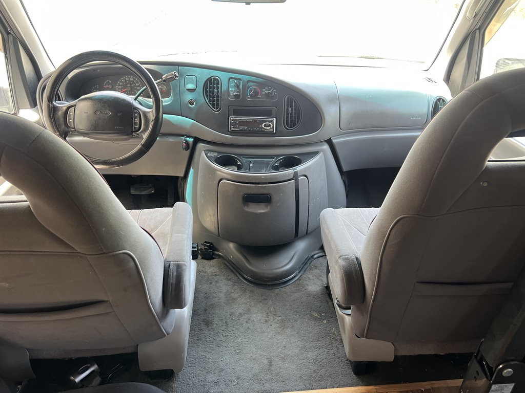 1998 Ford Club Wagon XL - Photo 34