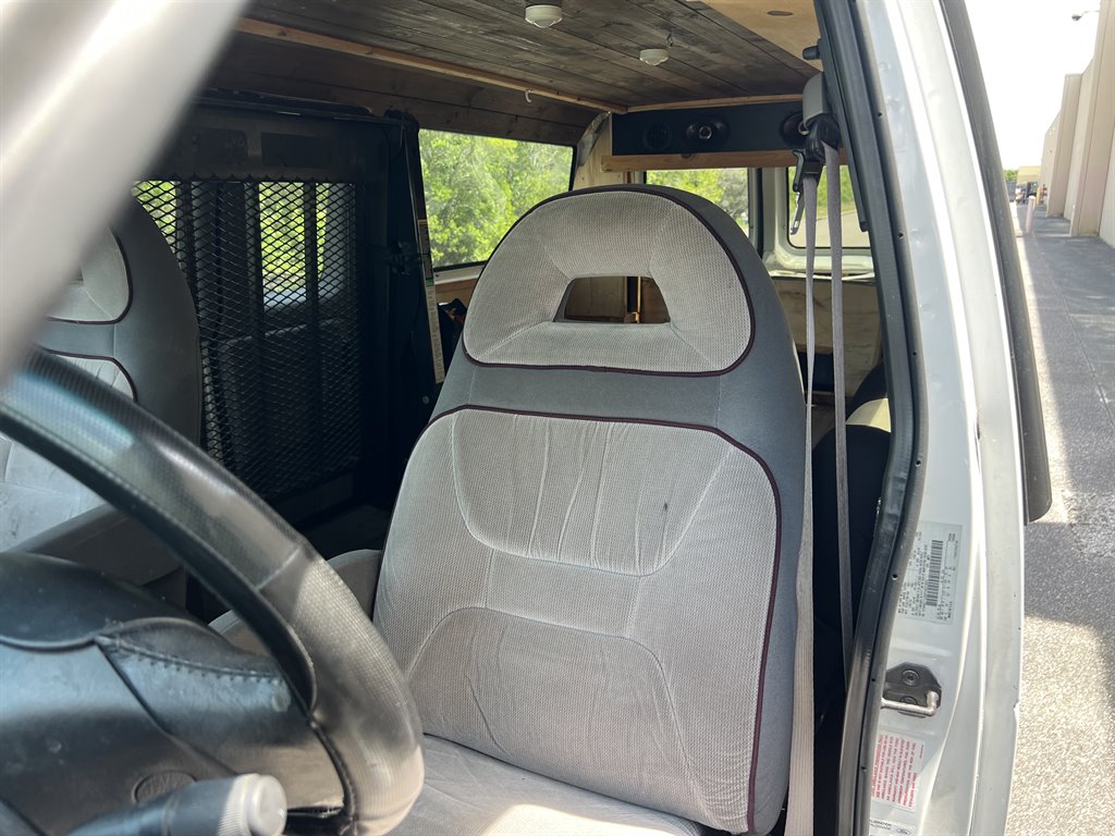 1998 Ford Club Wagon XL - Photo 22