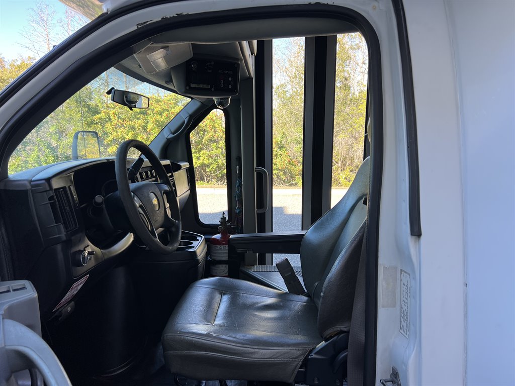 2013 Chevrolet Express G4500 - Photo 17