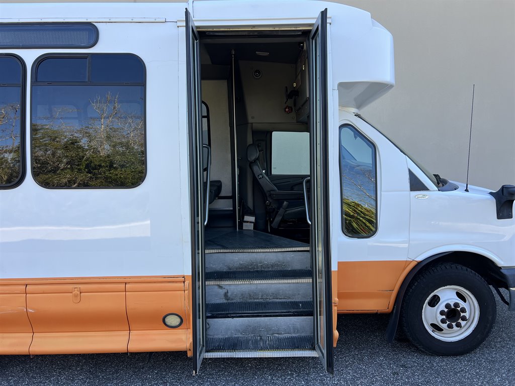 2013 Chevrolet Express G4500 - Photo 19